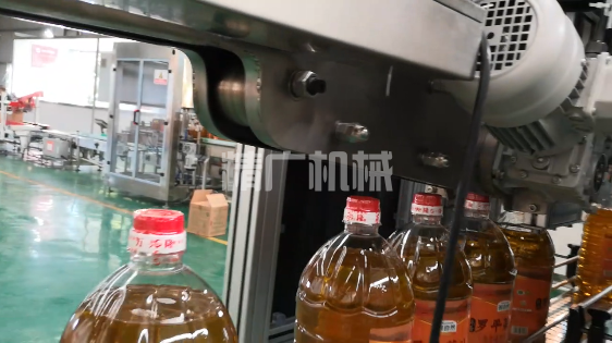 5L菜籽油灌裝生產(chǎn)線實拍（自動貼標套帽收縮+壓提環(huán)）